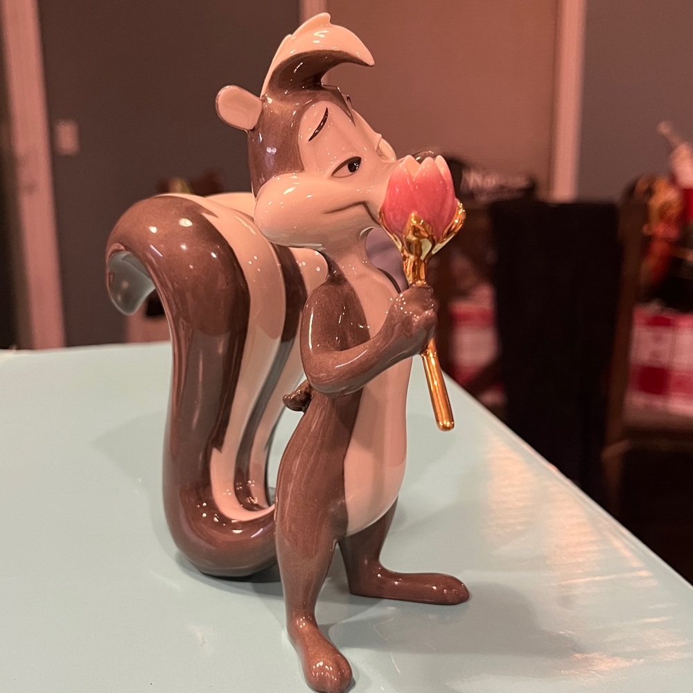 Lenox Vintage Pepe Le Pew Figurine (King of Romance) - Picture 13 of 17